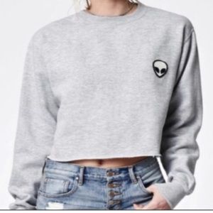 💥Brandy Melville cropped gray long sleeve w alien